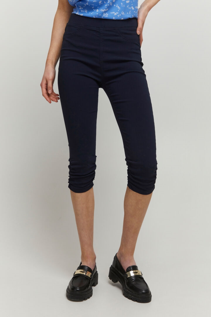 Smarte mørkeblå capri bukser med effekt | B.Young